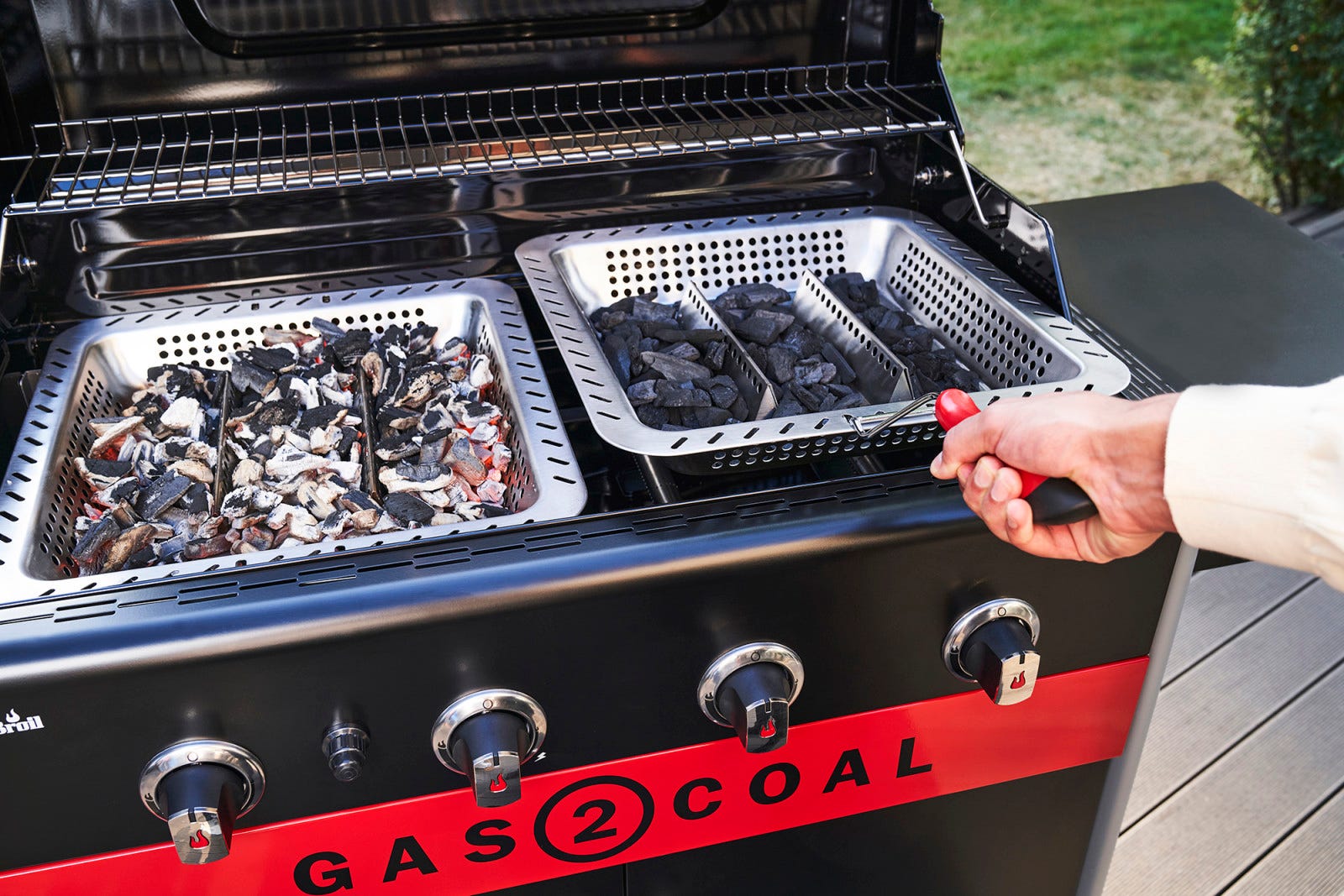 Mit einem Handgriff vom Gas- zum Kohlegrill