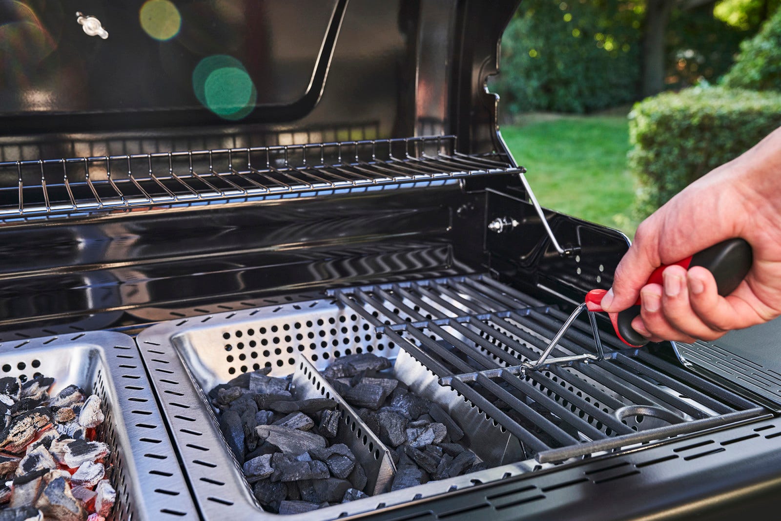 Gleichzeitiges Grillen mit Holzkohle und Gas